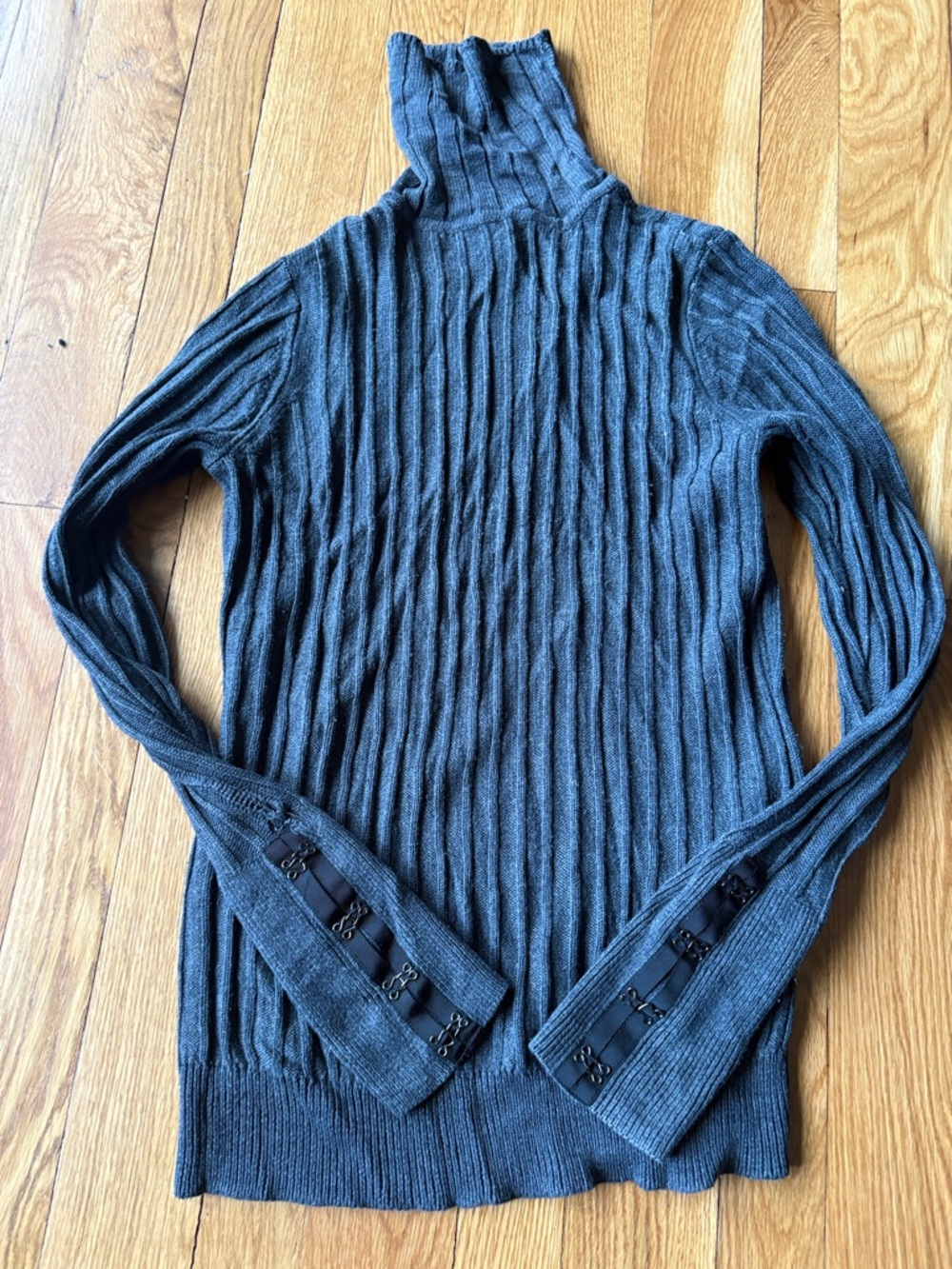 Vera Wang Gray Ribbed Turtleneck Sweater with Sleeve Hook Trim